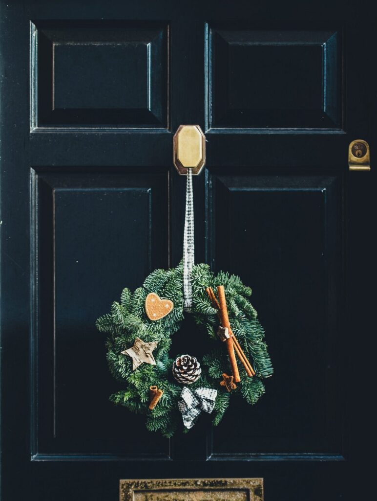Wieniec bożonarodzeniowy na granatowych drzwiach wejściowych