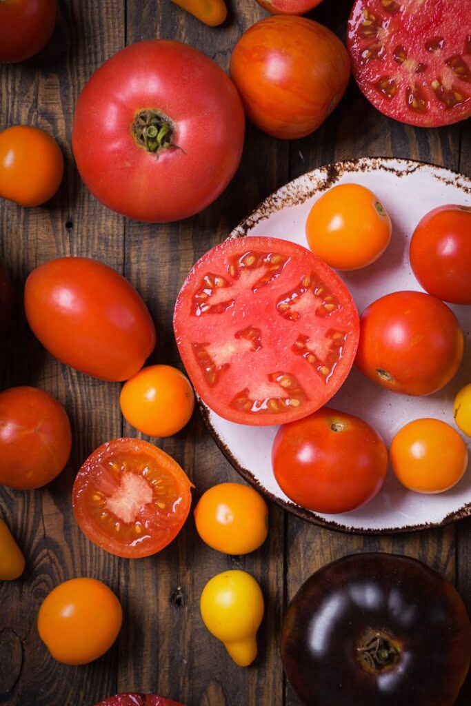Pokrojone pomidory na talerzu
